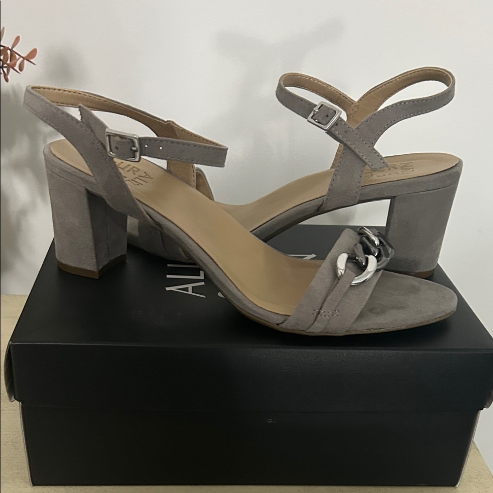 Naturalizer Bristol 2 Pelican Gray Block Heel Chain Detail Sandals - Size 9M - Picture 2 of 9